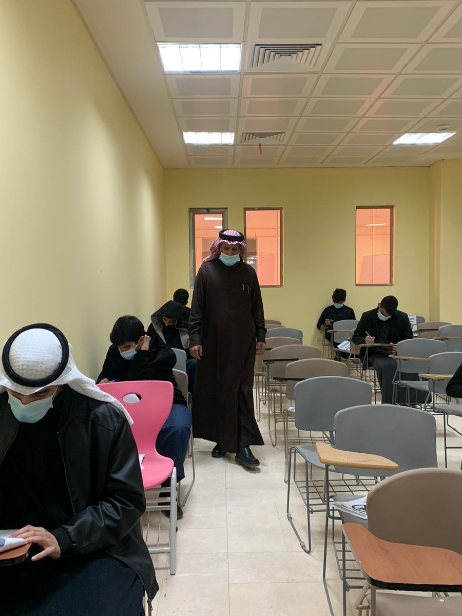 TAC_nbu's tweet photo. د.عبدالله الشراري يزور القاعات الدراسية في فرع الكلية التطبيقية في طريف للاطمئنان على سير الاختبارات النهائية والتأكد من تطبيق الإجراءات الاحترازية الصحية بين الطلاب. https://t.co/CEwgVBoKsa