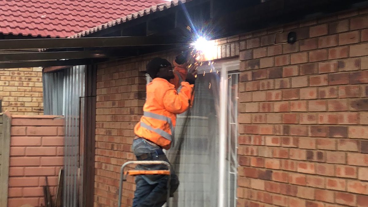 Fortune_UCDO's tweet photo. Inaction breeds doubt and fear. Action breeds confidence and courage. If you want to conquer fear do not sit home and think about it but Go out and get busy.🚧

#UltraFixProjects #ConstructionBoys #AluminumGlassHouseLoading https://t.co/8LFQJ6oaN1