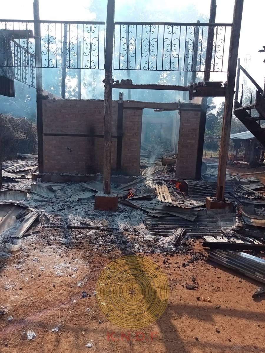 KnIC_Karenni's tweet photo. Myanmar military junta burned down at least 30 houses in Kun Na Kloe Ku village in Loikaw township, #Karenni state on Dec 20. More than 20 homes in Daw Hsaw Weh from Loikaw township were also set ablaze on Dec 18. Photo: KNDF/CJ https://t.co/j7UyuTMoix