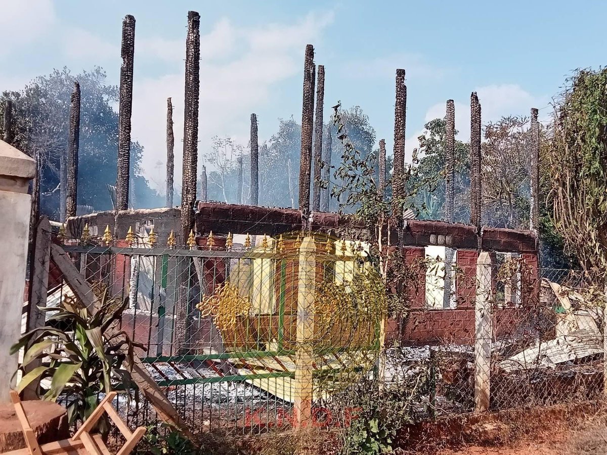 KnIC_Karenni's tweet photo. Myanmar military junta burned down at least 30 houses in Kun Na Kloe Ku village in Loikaw township, #Karenni state on Dec 20. More than 20 homes in Daw Hsaw Weh from Loikaw township were also set ablaze on Dec 18. Photo: KNDF/CJ https://t.co/j7UyuTMoix