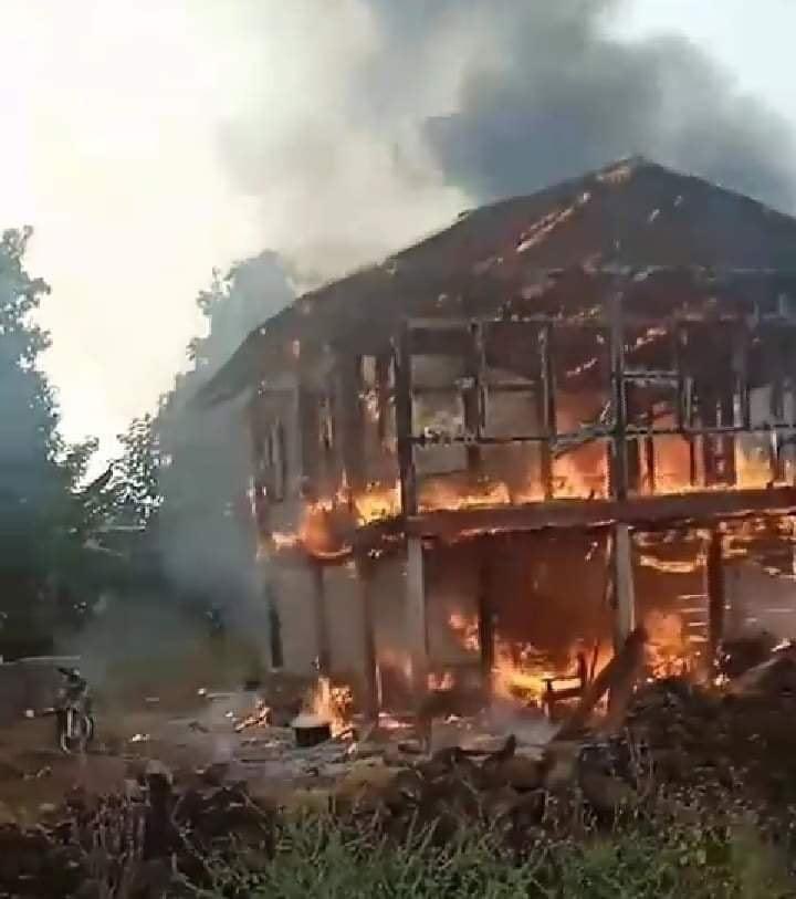 KnIC_Karenni's tweet photo. Myanmar military junta burned down at least 30 houses in Kun Na Kloe Ku village in Loikaw township, #Karenni state on Dec 20. More than 20 homes in Daw Hsaw Weh from Loikaw township were also set ablaze on Dec 18. Photo: KNDF/CJ https://t.co/j7UyuTMoix