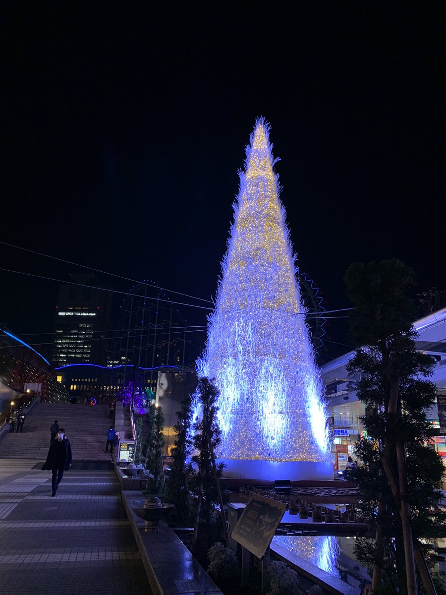 東京ドームシティのクリスマスツリーとイルミネーション① 東京ドームシティのイルミネーションイベントの様子です。 高さ15mの巨大ツリーは23万個ものLEDライトで6色に変化します。