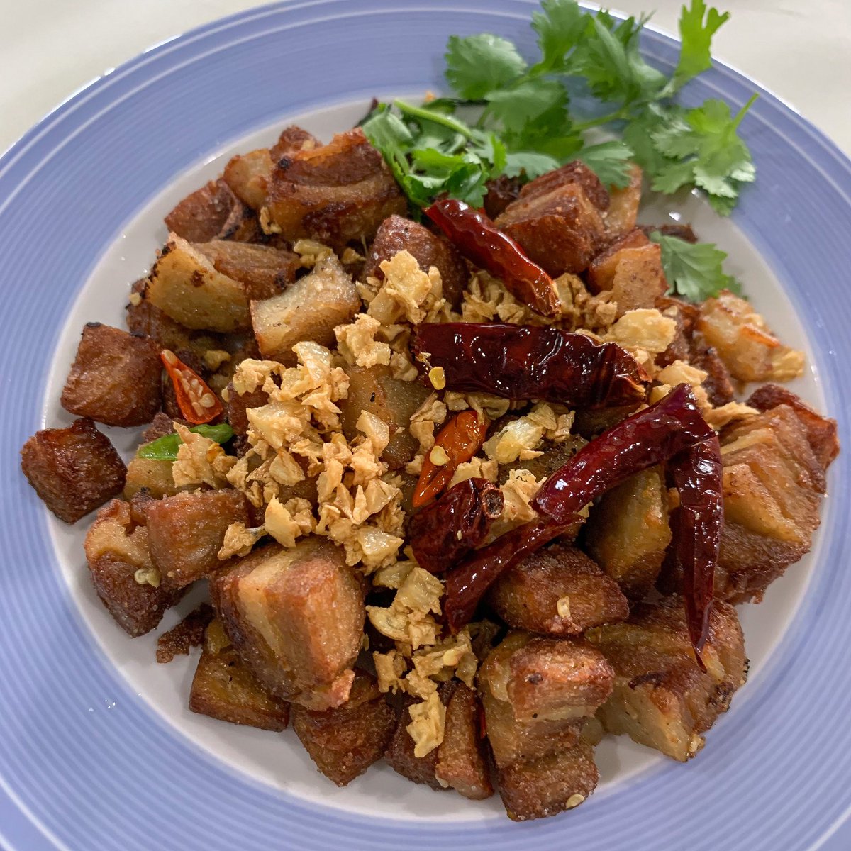 viewwrs's tweet photo. ✨มีของดีมาบอกต่อ สำหรับสาวๆที่ชอบกินหมูกรอบแต่กลัวอ้วน ต้องลอง “หมูกรอบจำแลง”🐷 เห็นแบบนี้คือพืชนะจ้ะ Plant-Based Meat มีคุณค่าทางโภชนาการครบถ้วน วิวเอามาทำหมูกรอบผัดพริกเกลือ อร่อยมาก ทั้งกรอบทั้งหนึบ ไม่ต่างจากหมูกรอบที่เคยกินเลย 👉🏻 Ig : meatavatar #meatavatar🌿 @aroii https://t.co/iUXHTlJTIK