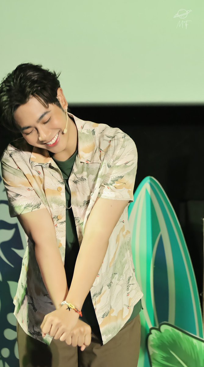 MixFiw's tweet photo. มองเห็น���ธอโยกกายกลางไฟหลากสี เฮ๊ะๆ  

#EarthMixHappyHolidayParty
#ส่วนผสมของมิกซ์ 
#mixxiw https://t.co/L28POjCzJU