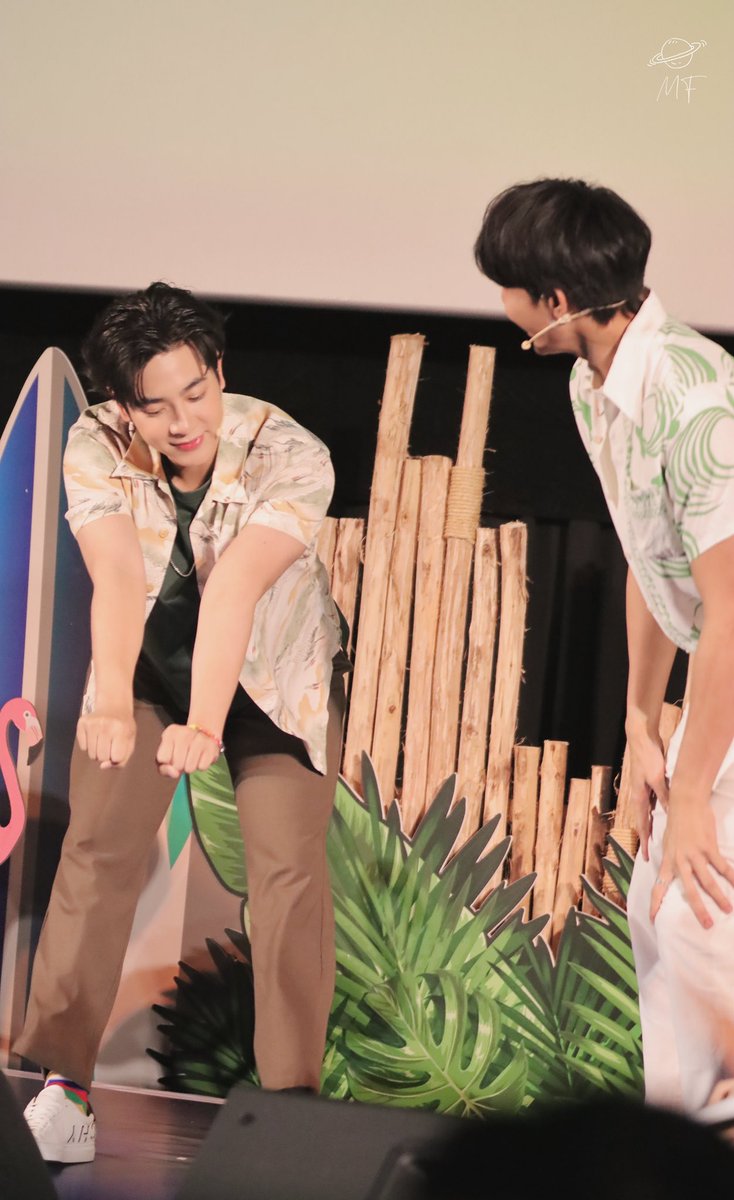 MixFiw's tweet photo. มองเห็น���ธอโยกกายกลางไฟหลากสี เฮ๊ะๆ  

#EarthMixHappyHolidayParty
#ส่วนผสมของมิกซ์ 
#mixxiw https://t.co/L28POjCzJU