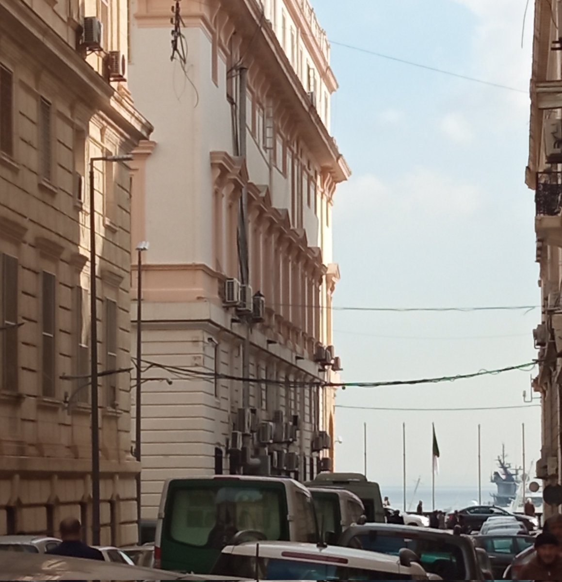 ElkadiIhsane's tweet photo. Nouveau renvoi du procès (par Skype) de détenus du Hirak (avril 2021) ce matin à Sidi M'hamed. Ils exigent d'être jugés en présentiel.Le protoocle Covid est appliqué nulle part en Algérie sauf lorsqu'il s'agit d écouter des détenus d opinion se défendre dans une salle d'audience https://t.co/Q2jQBlcfC4