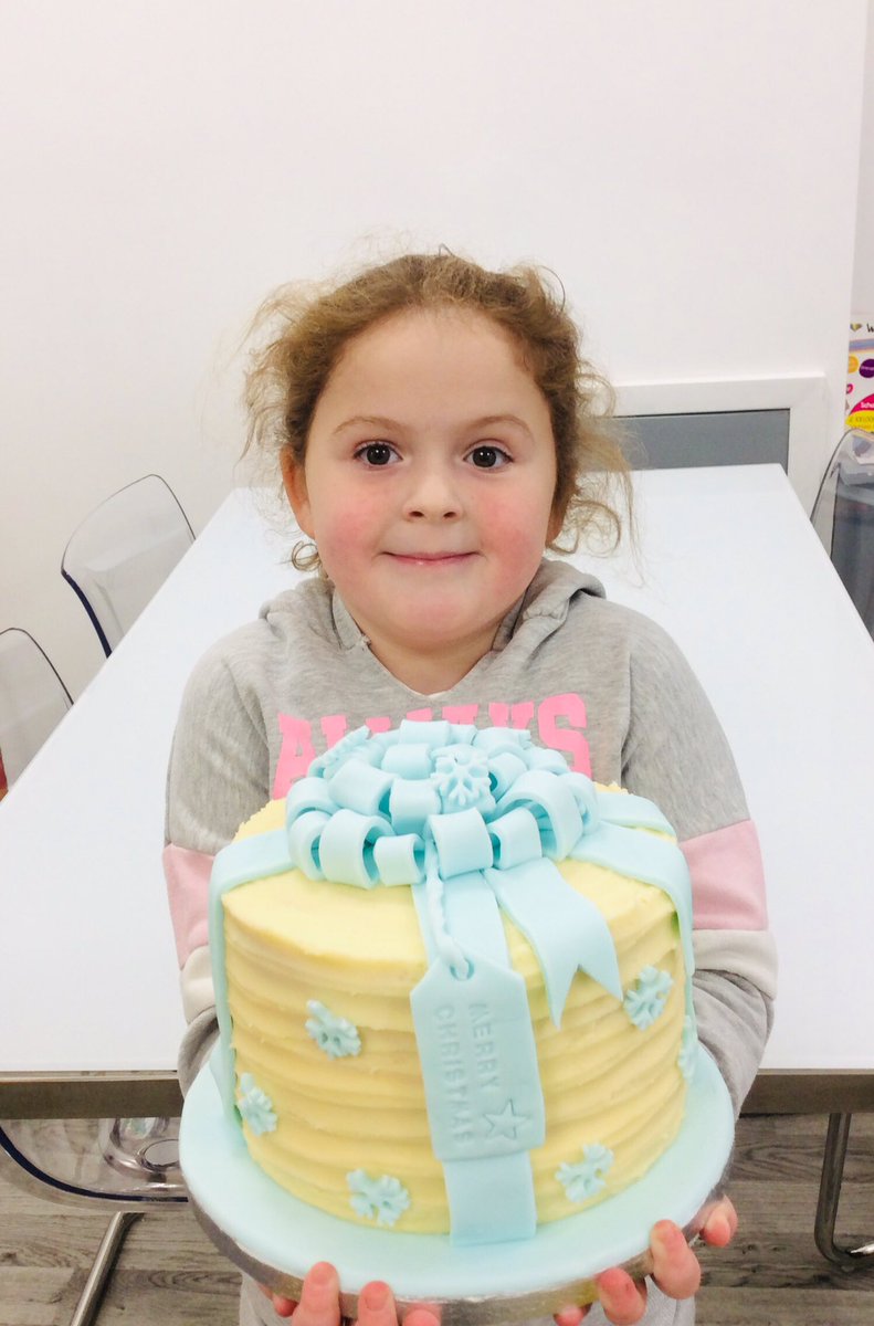 RedgateGardens1's tweet photo. 🎂A huge thank you from #teamredgate to this @Y2Redgate pupil for this truly amazing cake😍ooh we do love #Christmas treats 🎄🎅🏼😋💖#MerryChristmas #ThankYou #delicious https://t.co/9Yn0vXeNLA