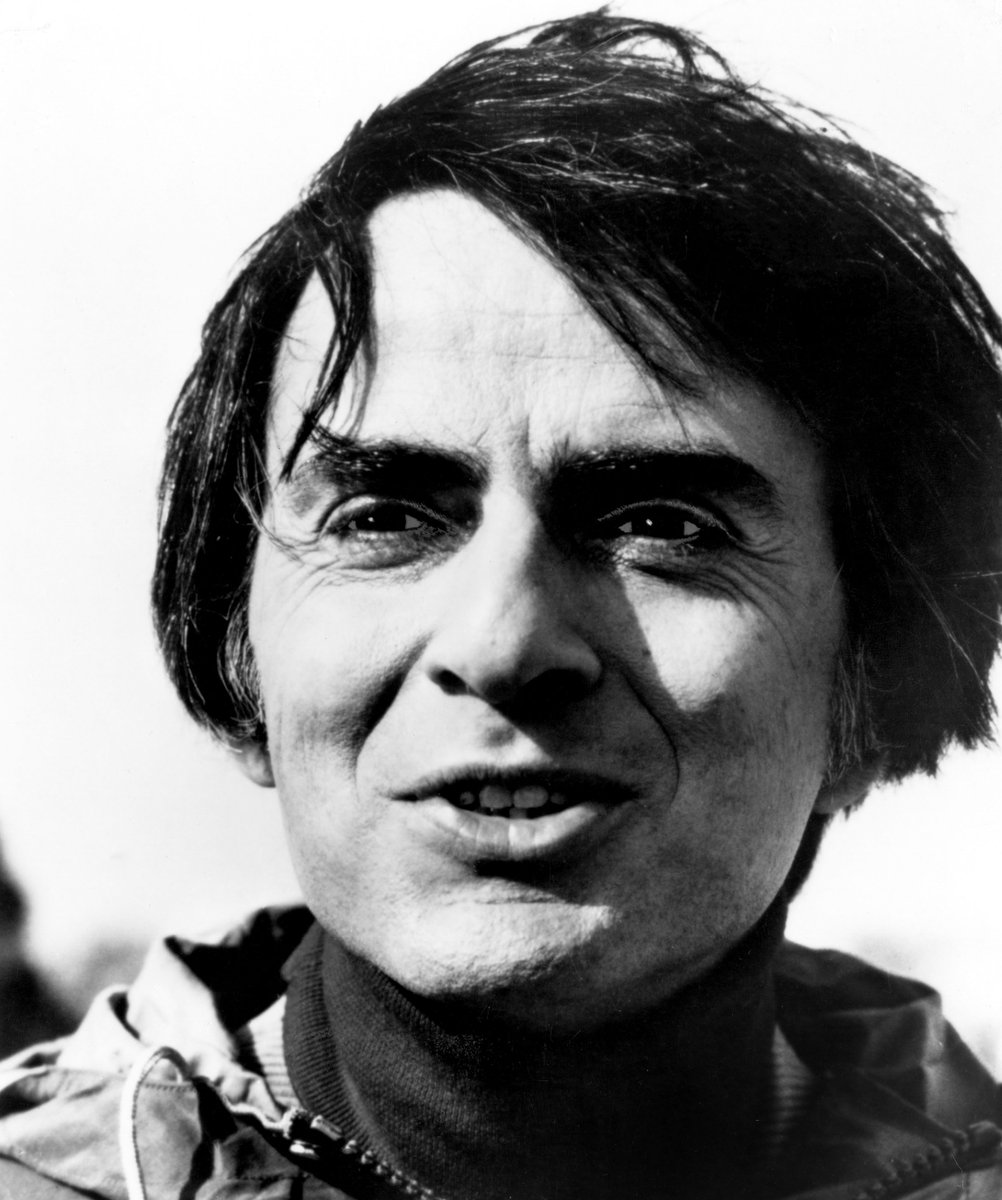 Radio3scienza's tweet photo. Esattamente 25 anni fa ci lasciava il celebre divulgatore #CarlSagan, dopo aver impresso una traccia indelebile in mille campi diversi: dalla fantascienza all’astrobiologia, dall’impegno pacifista al cinema. 
11.30 in onda qui https://t.co/aqL89Vp66h https://t.co/x2IBo5T5t3