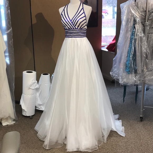 allybwilkinson's tweet photo. So good I had to share! Check out all the items I'm loving on @Poshmarkapp #poshmark #fashion #style #shopmycloset #johnathankayne: https://t.co/x0JVNEZeh4 https://t.co/OQVNhLZ5lF