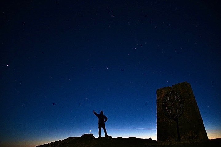 Lloerydda a serydda ger Cofeb Y Beirdd ar Fynydd Bach, Trefenter, Ceredigion 🏴󠁧󠁢󠁷󠁬󠁳󠁿
Perfect #MondayMotivation on a #MondayMorning after a superb #Sundaynight moon and stargazing session in the Cambrian Mountains of Wales. 
<a href="/DaniDarkSkies/">Dani Robertson</a> <a href="/jamieacarter/">Jamie Carter 🔭🌗🪐✍️</a> <a href="/gwenows/">Dr Gwenllian Williams</a> @DrPVJones