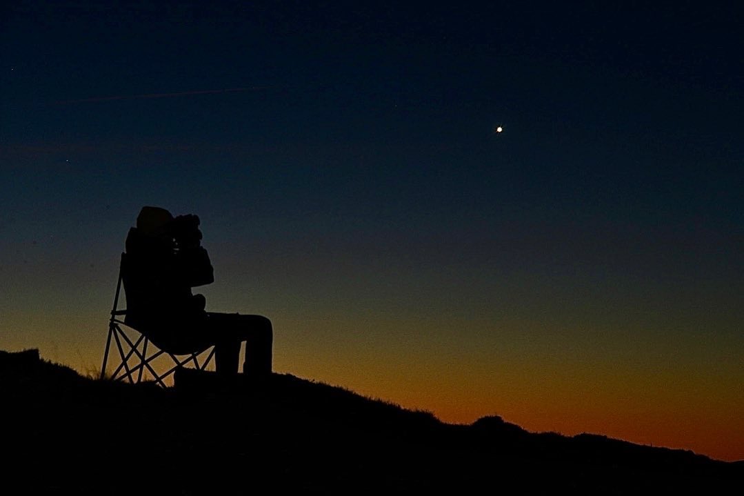 VisitCambMtns's tweet photo. Lloerydda a serydda ger Cofeb Y Beirdd ar Fynydd Bach, Trefenter, Ceredigion 🏴󠁧󠁢󠁷󠁬󠁳󠁿
Perfect #MondayMotivation on a #MondayMorning after a superb #Sundaynight moon and stargazing session in the Cambrian Mountains of Wales. 
@DaniDarkSkies @jamieacarter @gwenows @DrPVJones https://t.co/Yst71jDPCs