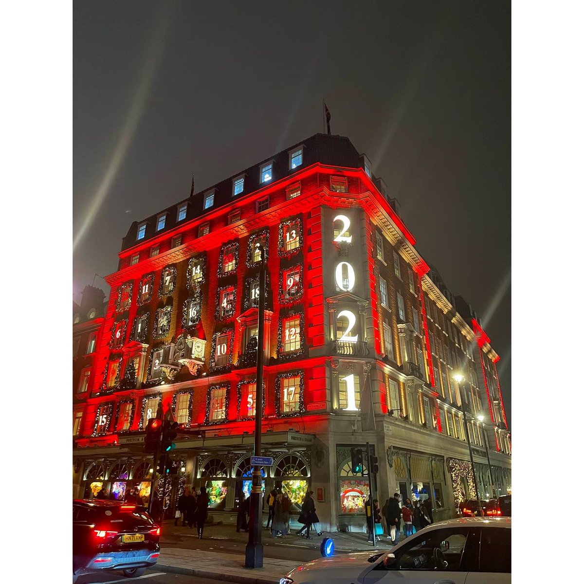 gemmabaxter_'s tweet photo. London is lovely at Christmas! After a cancelled flight yesterday I’m hopeful I’ll make it home today … 🥴🌲 https://t.co/1Zln3TgHeO