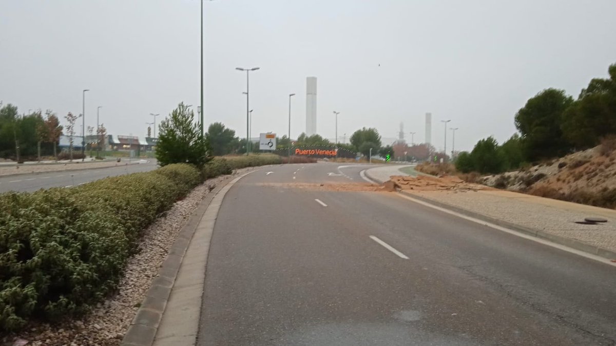 policiazaragoza's tweet photo. 🚨#AhoraMismo retención de #TráficoZGZ en Av.Policía Local dirección rotonda de @puertovenecia al producirse un reventón de tubería de gas.

✅Estamos agilizando el #TráficoZGZ al quedar un único carril de circulación.

✅@BomberosZGZ ha cortado el gas para asegurar el entorno. https://t.co/7QFfQpCUK0
