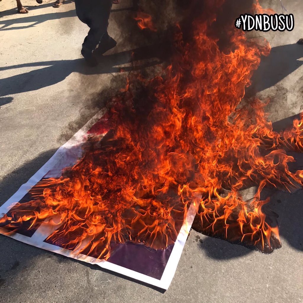 hmaburma's tweet photo. ပြည်သူလူထုအား အကြမ်းဖက်သတ်ဖြတ်လျက်ရှိသော အာဏာသိမ်းစစ်ကောင်စီနှင့်အတူ ပူးပေါင်းဆောင်ရွက်၍ အာဏာရူးစစ်ဘီလူးများကို သံတမန်ရေးရာဖြင့် အကူအညီပေးနေသော ကမ္ဘောဒီးယားဝန်ကြီးချုပ် "ဟွန်ဆန်"အား ရတကသမှ ဓာတ်ပုံမီးရှို့သပိတ် ပြုလုပ်။

#ပြည်သူ့တိုက်ပွဲ_အောင်ရမည် 
#အရေးတော်ပုံ_အောင်ရမည်
#YDNBUSU https://t.co/RoVPWShjrh