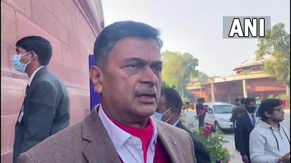 ANI's tweet photo. There is a minor impact at a few places, by and large, things are normal. In Jammu, only 15-20% of feeders are affected. There is no situation of blackout. Talks are on with employees union to know their demands &amp; grievances: Union Power Min RK Singh on J&amp;K PDD employees' strike https://t.co/pmHWuMPCEI
