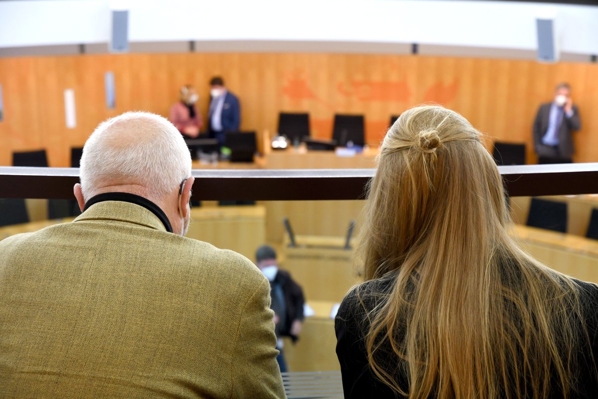 Landtag_Hessen's tweet image. 🗓️ Zeit für die letzte #Terminvorschau in diesem Jahr: Zur Sitzung des #UNAHanau wurden drei Angehörige der Opfer des Anschlages als Zeugen geladen. Weitere Infos und eine Übersicht über neu eingegangene parlamentarische Initiativen finden Sie hier. ➡️hessischer-landtag.de/content/presse… #HLT