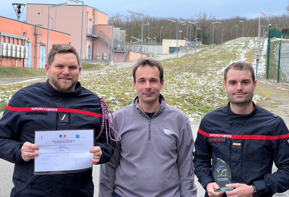 natrangroupe's tweet photo. GRTgaz est fier de recevoir le le label «employeur partenaire des sapeurs-pompiers» à la station de compression de St Avit (26) grâce à ses 2 techniciens de compression & sapeurs-pompiers volontaires !🙏
#Fiertégazière #sdis26 #labelemployeur #pompiersdefrance #pompiervolontaire https://t.co/nrjNT9xcEe