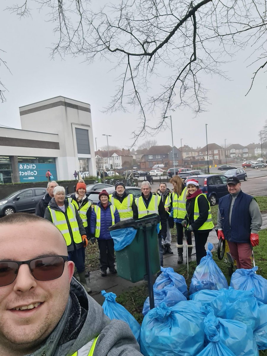 CovRecycleClub's tweet photo. Well done to everyone at yesterdays litter-pick @TheBIGcleanUP1  17 bags collected 👍👍👍 #Coventry https://t.co/QI2xAZ2AAy