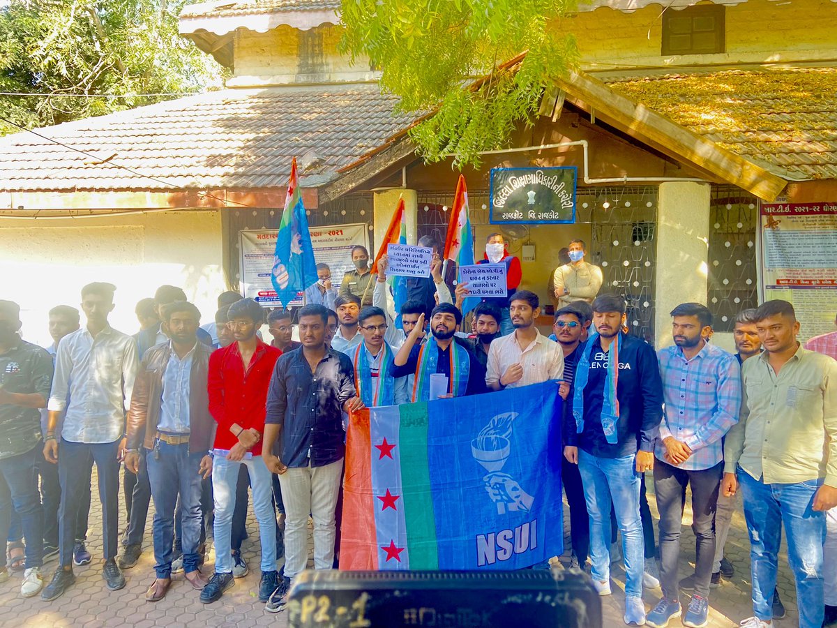 NarendraMSolan2's tweet photo. આજરોજ રાજકોટ શહેર NSUI દ્વારા હાલ કોરોનાની પરિસ્થિતિ દિવસ���ને દિવસે બગડતી હોવાથી તાત્કાલિક ધોરણે હાલ શાળાઓમાં ઓફલાઈન શિક્ષણ બંધ કરી ઓનલાઇન શિક્ષણ શરૂ કરવા રજુઆત કરવા મા આવી@SatveerINC @Mahipalsinh_INC @IG_Gohil_ @Neerajkundan @RaghusharmaINC @jagdishthakormp https://t.co/7qXZy0M96a