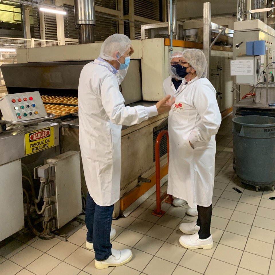 Vendredi, j'étais aux côtés de Pascal Pubert directeur général adjoint de @la_boulangere fleuron #vendéen afin d'évoquer leur engagement précurseur à travers le label @AgriEthique visant une plus juste #rémunération des #agriculteurs par la conclusion de contrats pluriannuels!
