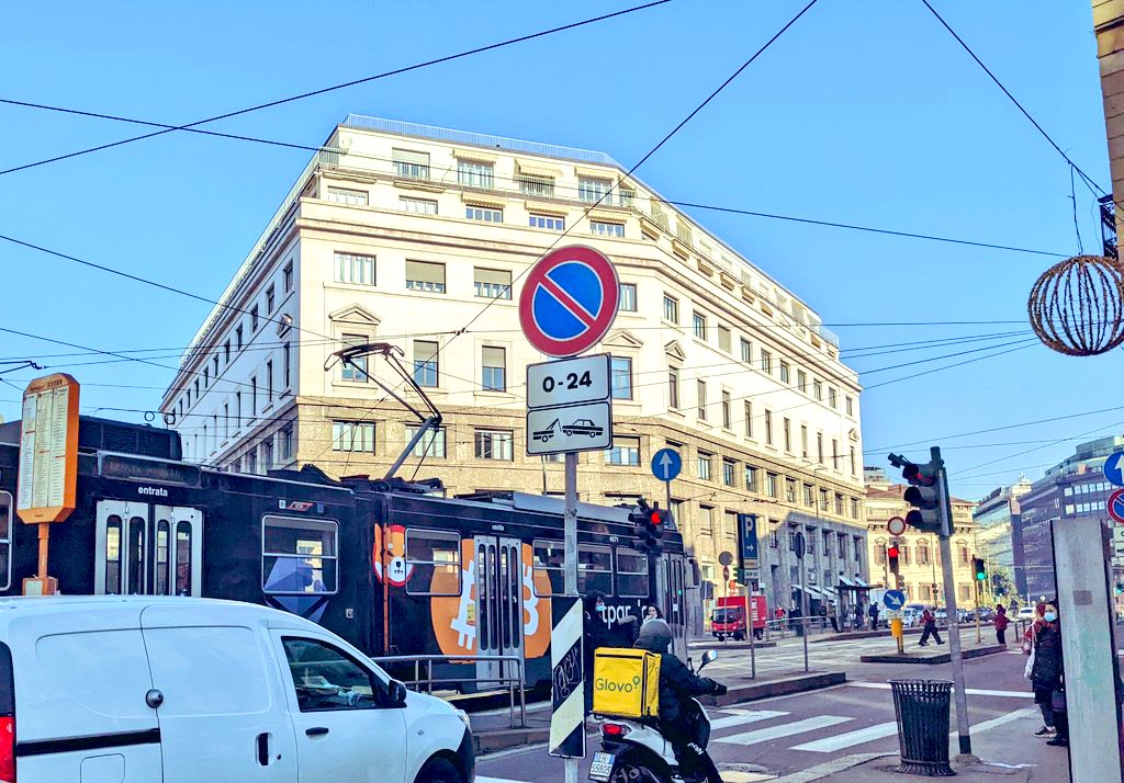 LucieSHIB's tweet photo. This amazing tram is from @bitpanda in Milan😊 Thank you for this amazing advertisement.  The adoption of cryptocurrencies around the world is another stop #SHIB #SHIBARMY https://t.co/5nlDUqVpPM