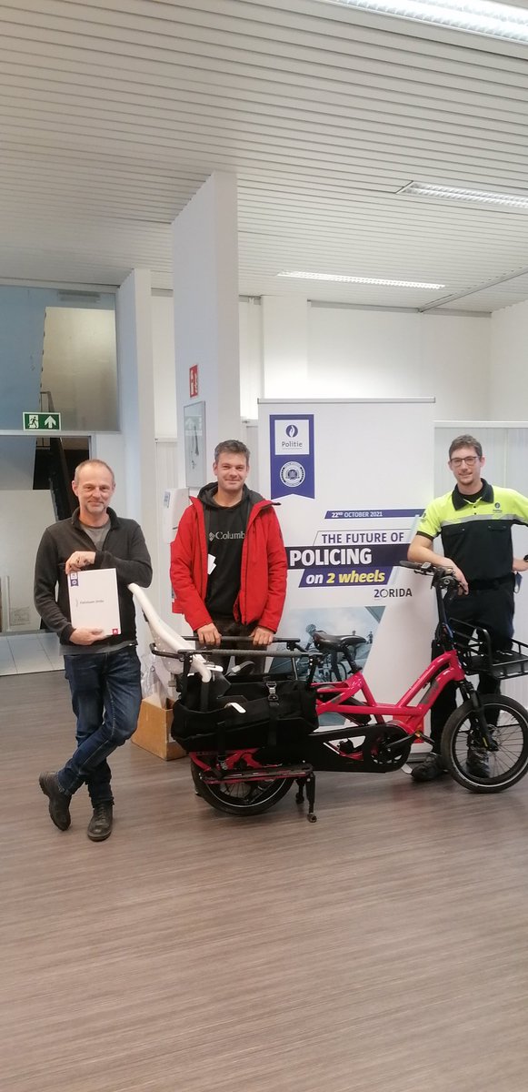 MonkeyDonkeyBXL's tweet photo. HAPPY ENDING! 🎉🎁🍾
Après une chasse au vélo palpitante, nous avons retrouvé Charlie à Anvers! Enorme merci à la brigade Orida (the future is on2 wheels) @DAVIDSTEVENS83
@zp_midi @bikepatrolbe pour leur intervention ultra rapide ! https://t.co/08GodLAKaZ