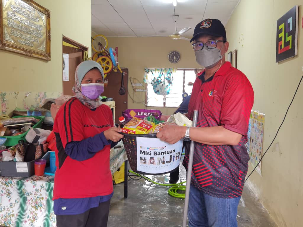 ukm_my's tweet photo. Misi Sukarelawan Banjir UKM mengambil bahagian dalam membantu Warga UKM yang terjejas serta memberi bakul UKM yang berbentuk keperluan barangan harian. #ukmprihatin #universitiwatankita #ukm #ukmsharing https://t.co/yBlMwk429x