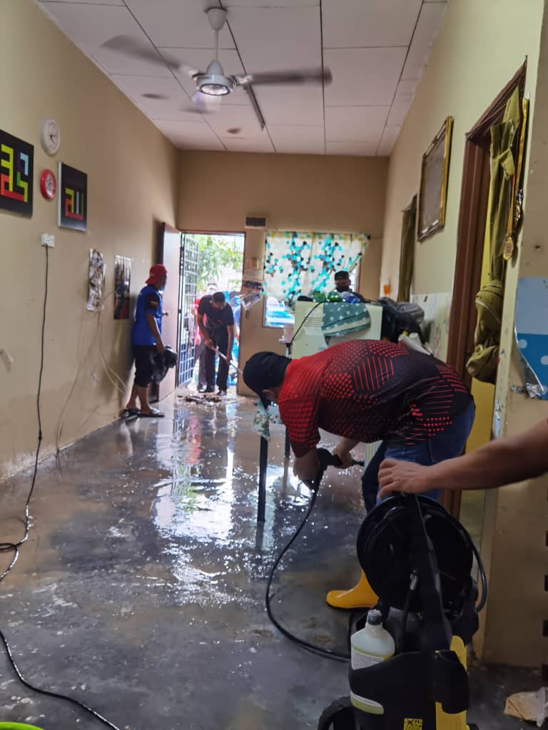 ukm_my's tweet photo. Misi Sukarelawan Banjir UKM mengambil bahagian dalam membantu Warga UKM yang terjejas serta memberi bakul UKM yang berbentuk keperluan barangan harian. #ukmprihatin #universitiwatankita #ukm #ukmsharing https://t.co/yBlMwk429x