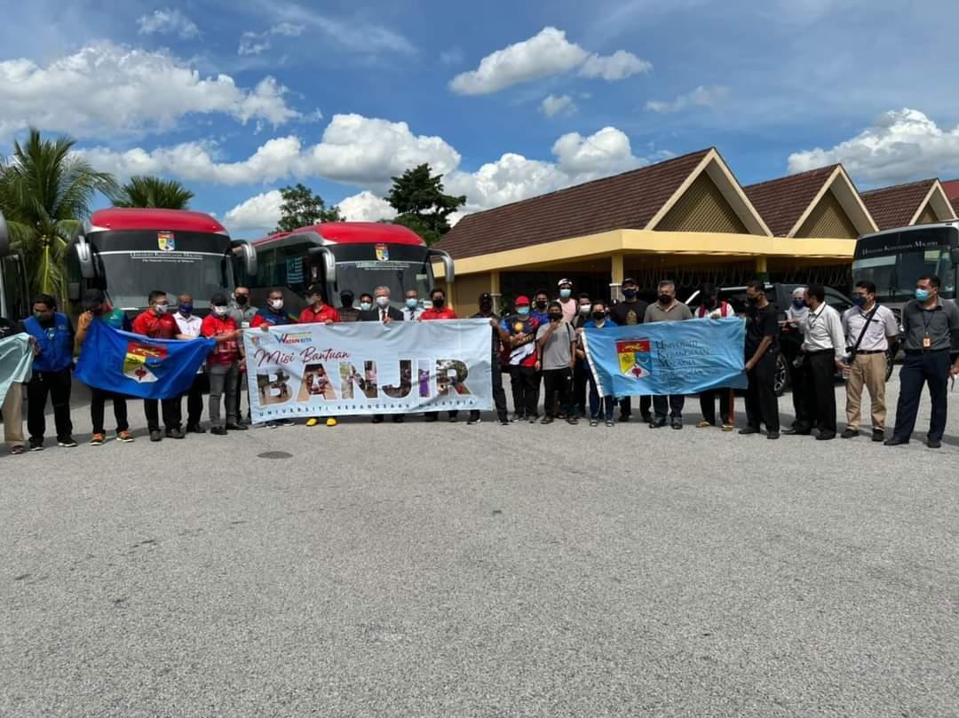 ukm_my's tweet photo. Misi Sukarelawan Banjir UKM mengambil bahagian dalam membantu Warga UKM yang terjejas serta memberi bakul UKM yang berbentuk keperluan barangan harian. #ukmprihatin #universitiwatankita #ukm #ukmsharing https://t.co/yBlMwk429x