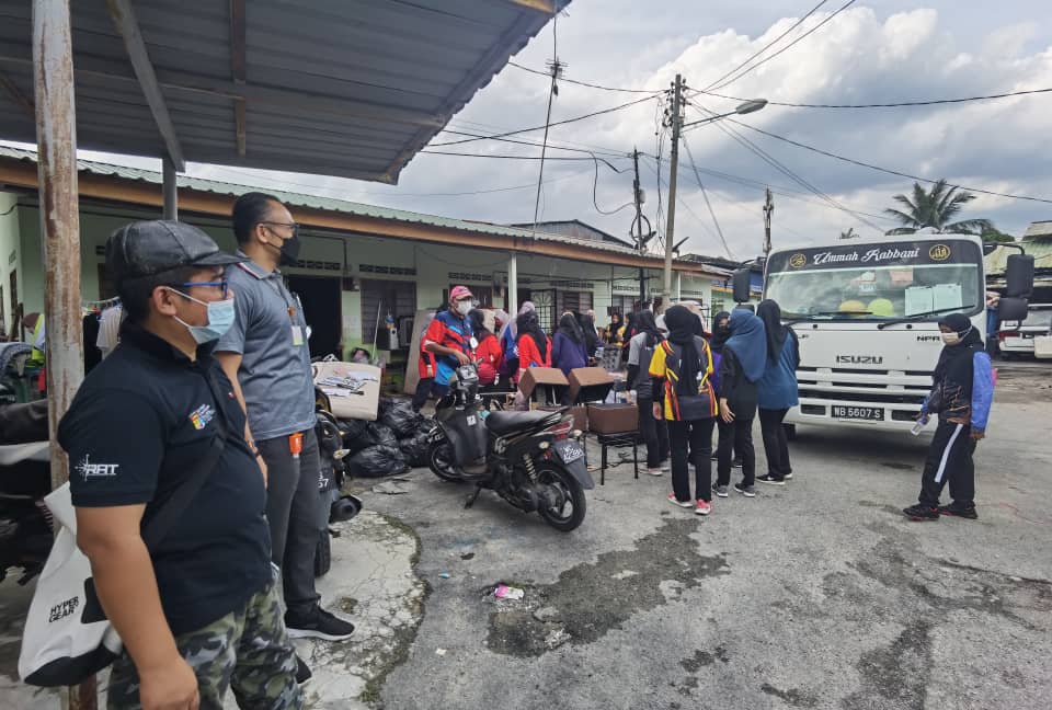 ukm_my's tweet photo. Misi Sukarelawan Banjir UKM mengambil bahagian dalam membantu Warga UKM yang terjejas serta memberi bakul UKM yang berbentuk keperluan barangan harian. #ukmprihatin #universitiwatankita #ukm #ukmsharing https://t.co/yBlMwk429x
