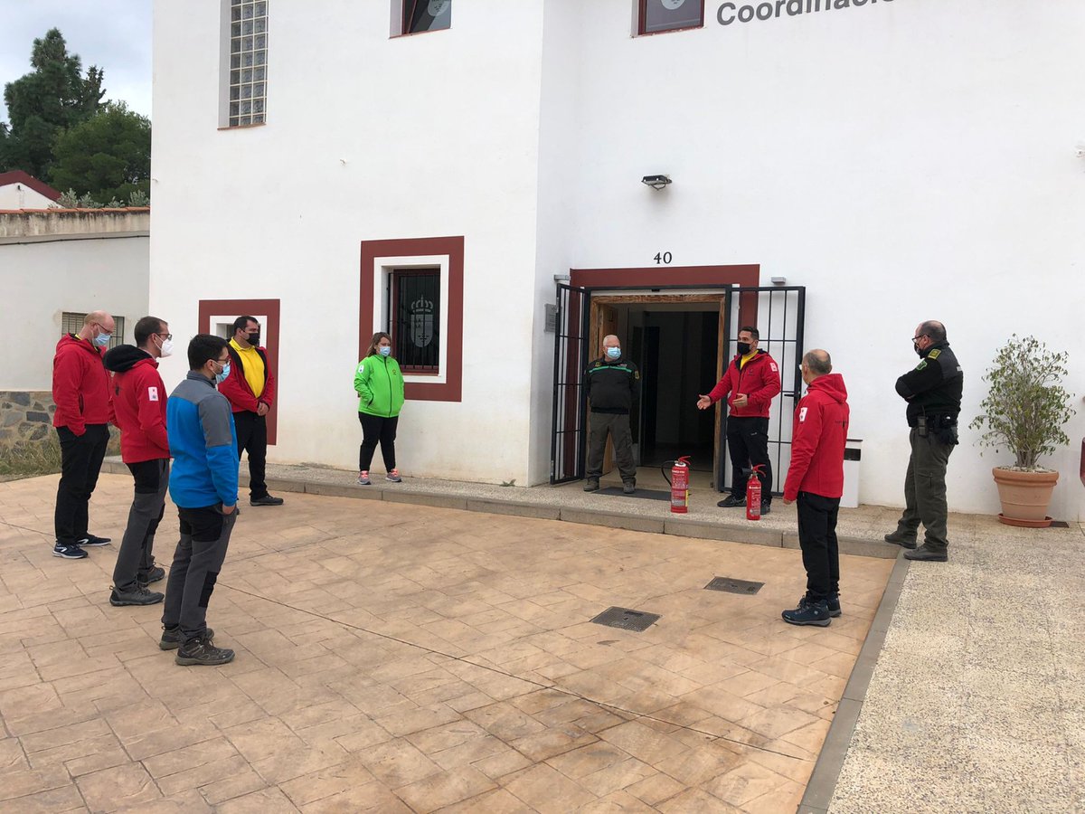 MurciaForestal's tweet photo. #AAMM_MURCIA #DGMEDIO_NATURAL y personal #UDIF @defensaforeMUR realizaron en #CECOFOR #Murcia un simulacro de emergencia y evacuación por incendio en instalación eléctrica.
Se impartió charla sobre plan de emergencia y equipos de protección contra incendios (BIEs y extintores). https://t.co/i87eQ54sAC