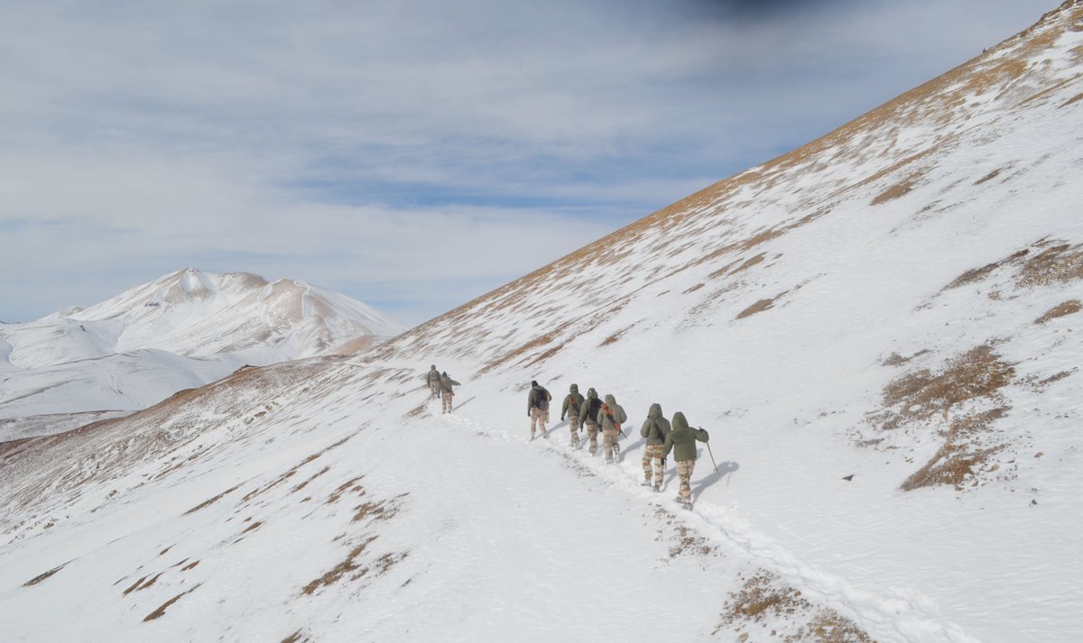 ITBP_official's tweet photo. सपूत मातृभूमि के
रुको न शूर साहसी

#Himveers of #ITBP in the #Himalayas https://t.co/KbUTlIRTQc