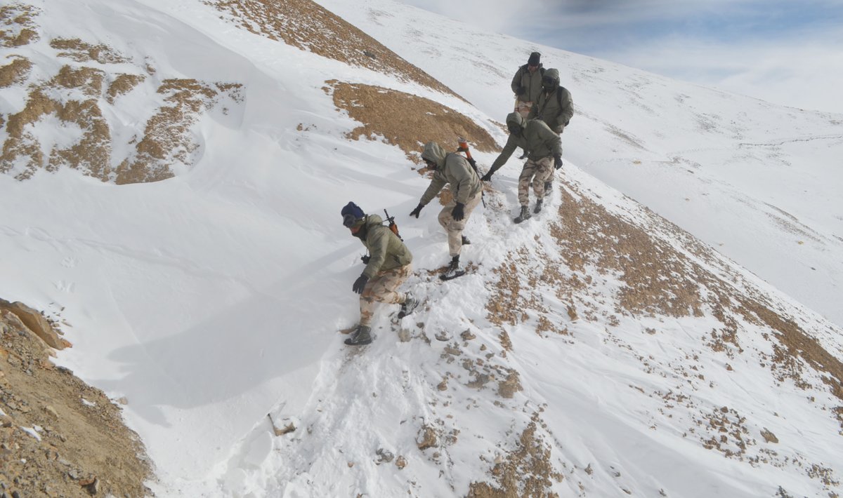 ITBP_official's tweet photo. सपूत मातृभूमि के
रुको न शूर साहसी

#Himveers of #ITBP in the #Himalayas https://t.co/KbUTlIRTQc