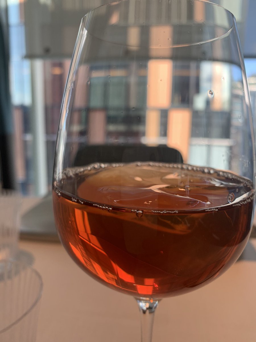 RyukyuTea's tweet image. ワイングラスで紅茶、食事が美味しい！