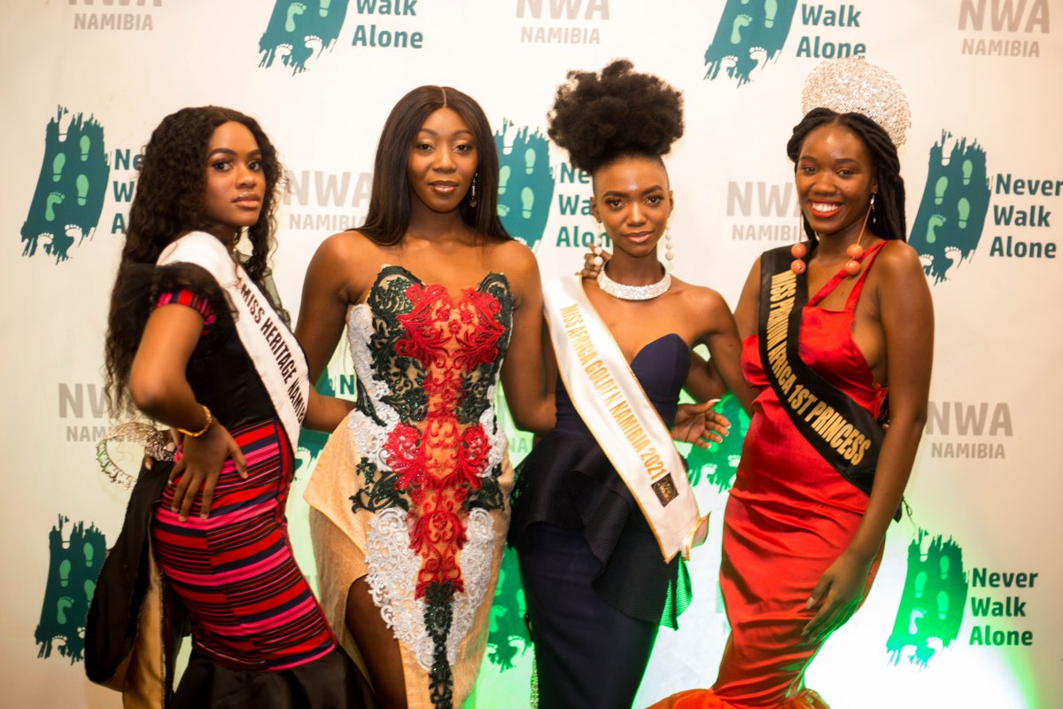 More green carpet glitz from our #NWAFundraisingGala #PNWA 
📸 Leo Viitch