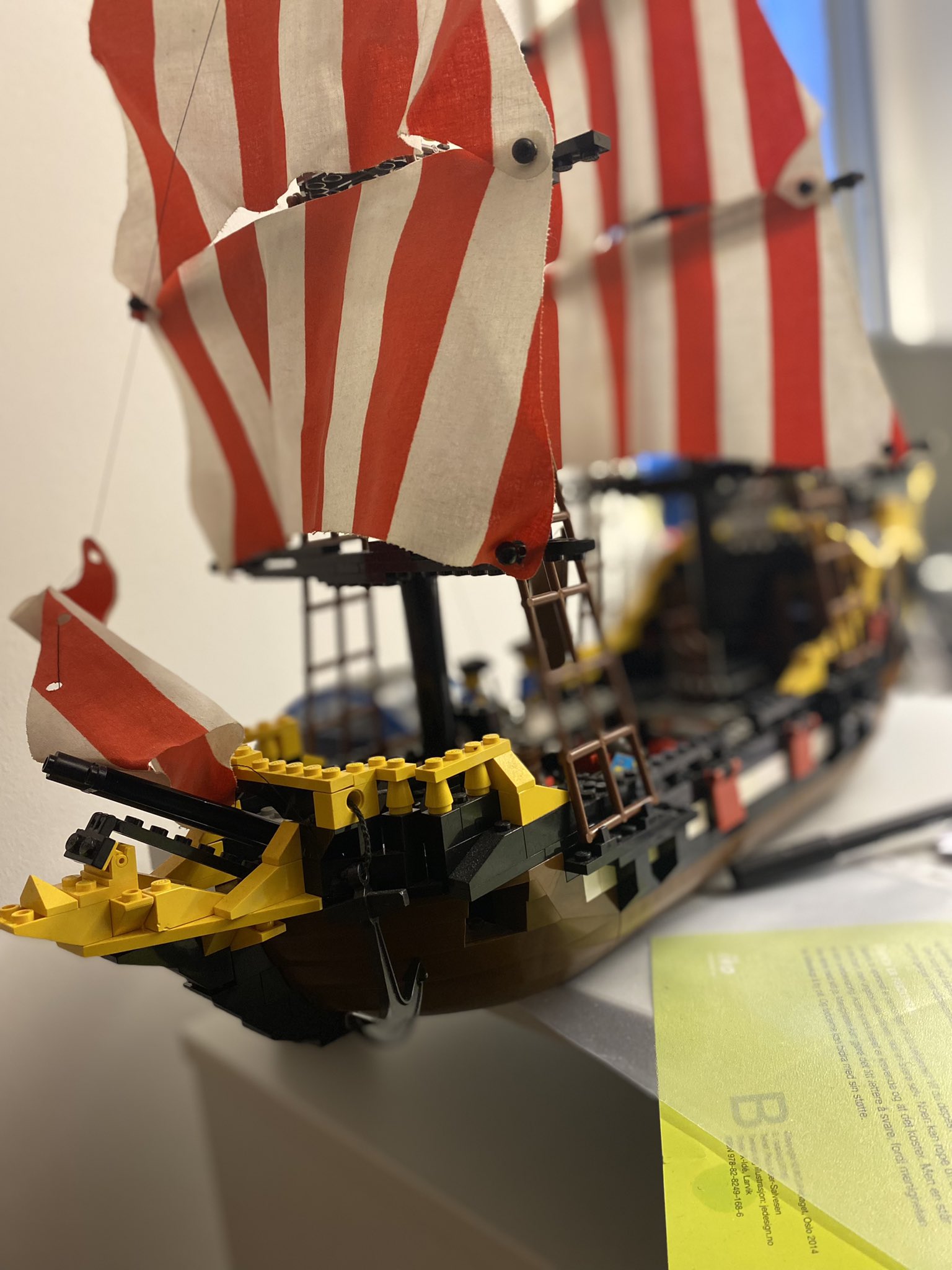 Atlas bruger Optimisme Ingen on Twitter: "God mandag! Til orientering: Jeg har fortsatt en kul Lego-sjørøverskute  på kontoret mitt. https://t.co/jdGVnRGNqF" / Twitter