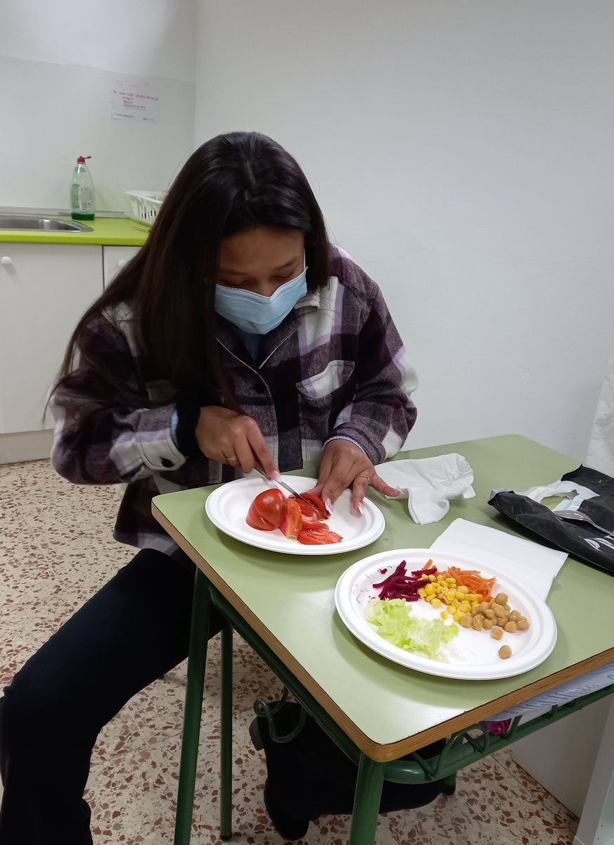 gregorioferva's tweet photo. ¡Esta semana va de cocina! En #1ºAPSD hemos hecho dos talleres: uno con #TreballSolidari, sobre soberanía alimentaria, en el que hemos elaborado una riquísima ensalada con productos ecológicos y otro taller de canapés con motivos navideños. ¡Ummmm riquísimo😋!
#APSD_GF #ODS_GF https://t.co/Zc3gr1p5Fk