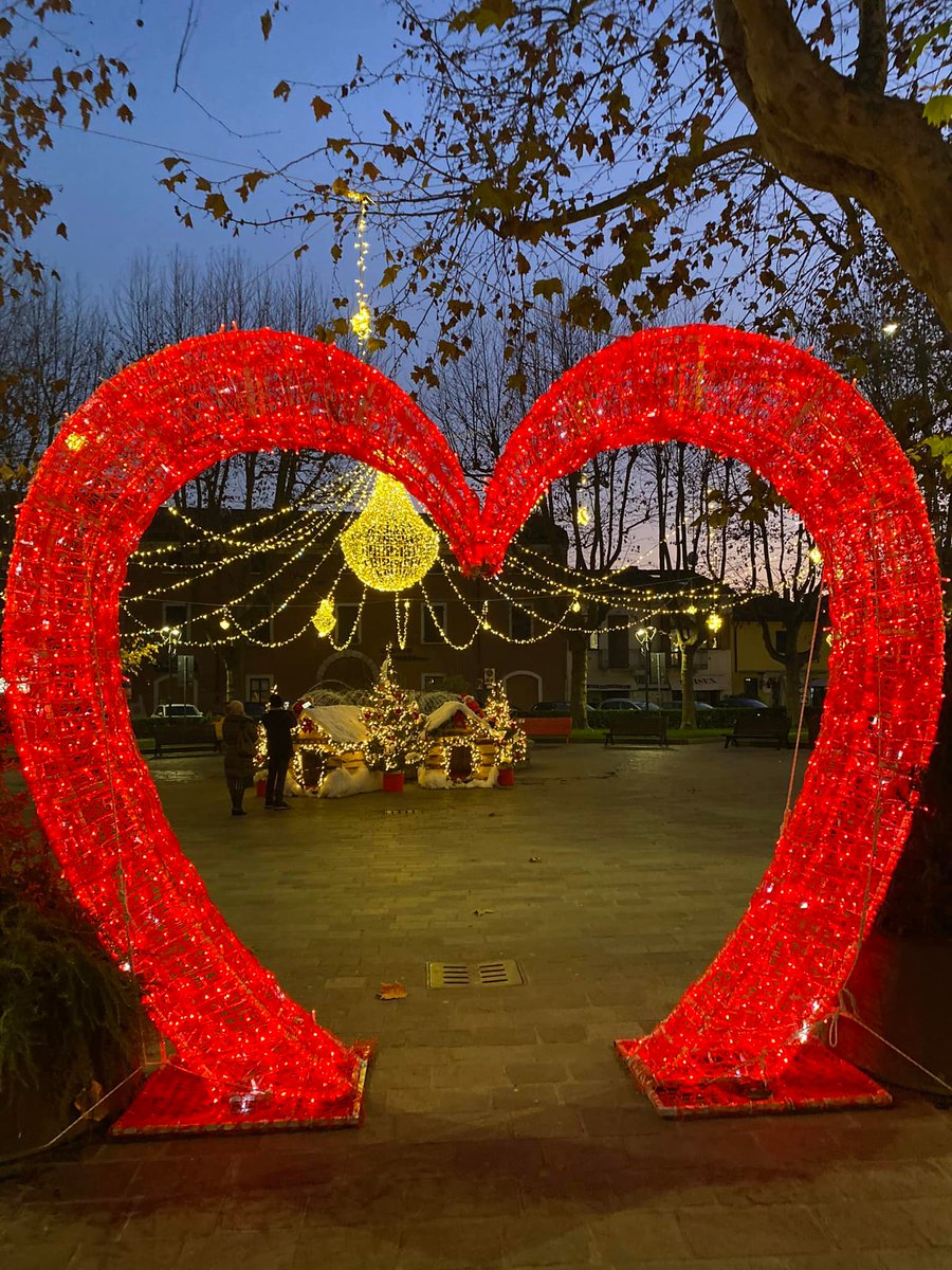 Desenzano del Garda 🎄 a Natale è un'esplosione di luci e colori: i commercianti con le loro vetrine, le decorazioni, i ristoranti e i bar. E come sottofondo musicale c'è la banda filarmonica di Desenzano 😍 
<a href="/ConfesercentiLo/">Confesercenti Lombardia</a> #desenzano #gardalake #natale2021