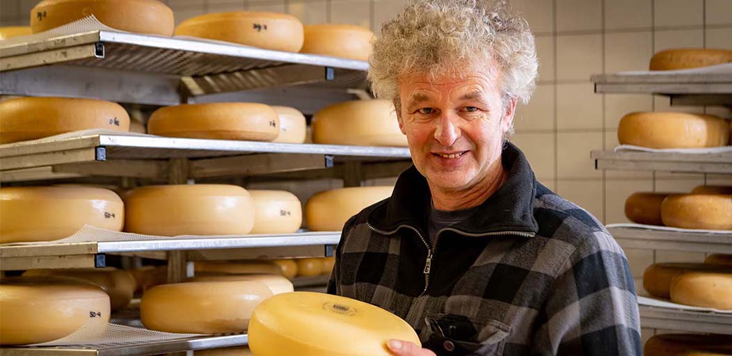 Theo Dekker, voorzitter van de BBZ, wenst iedereen hele fijne feestdagen, een goed uiteinde van dit bewogen jaar en de allerbeste wensen van 2022. Lees hier zijn laatste column van dit jaar: bbz.boerderijzuivel.nl/zelf-verzuivel…

#magazine #tijdschrift #boerenzuivel #boerderijzuivelbereiders