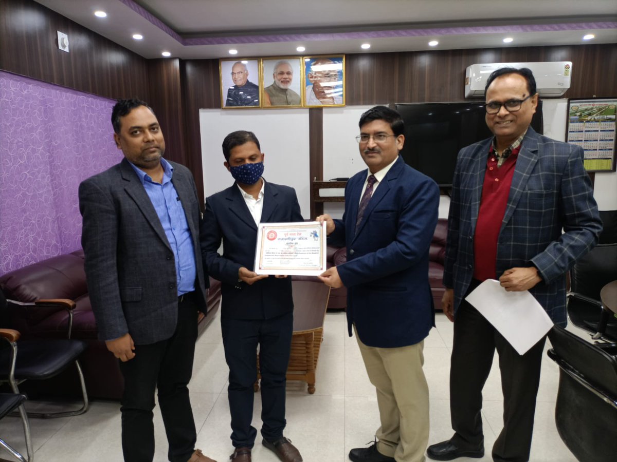 spjdivn's tweet photo. मंडल रेल प्रबंधक, समस्तीपुर श्री आलोक अग्रवाल ने माह नवम्बर/2021 में उत्कृष्ट कार्य संपादन हेतु श्री उमाशंकर पोददार, लोको पायलट, दरभंगा तथा श्री धर्मेन्द्र कुमार, मुख्य वाणिज्य लिपिक, महवल को मैन आफ द मंथ के रूप में पुरस्कृत किया l https://t.co/BN6gPNIpva