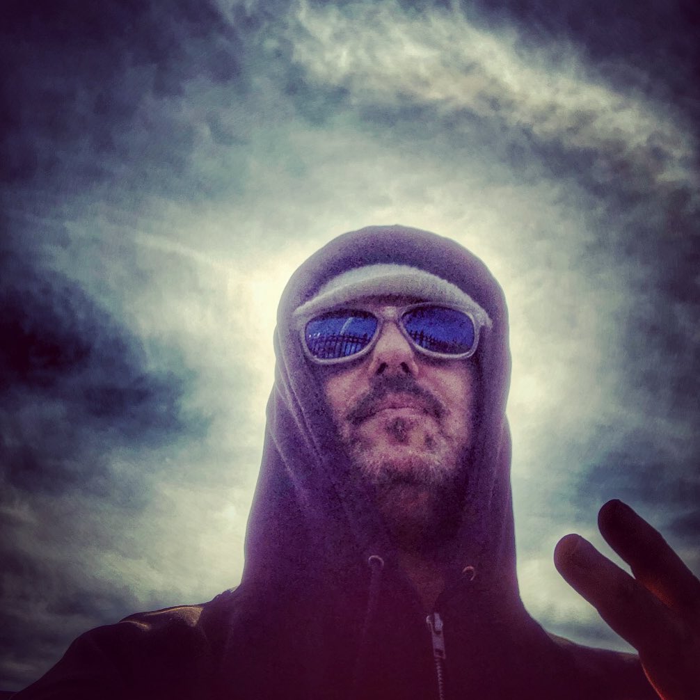 Her neyi değiştirmiyorsan,
Onu seçiyorsun demektir.
Şimdi tekrar
bir kere daha oku bunu
—————————————————-
Whatever you are not changing,
You are choosing.
Read that again .

instagram.com/p/CXsj6Aju5OF/