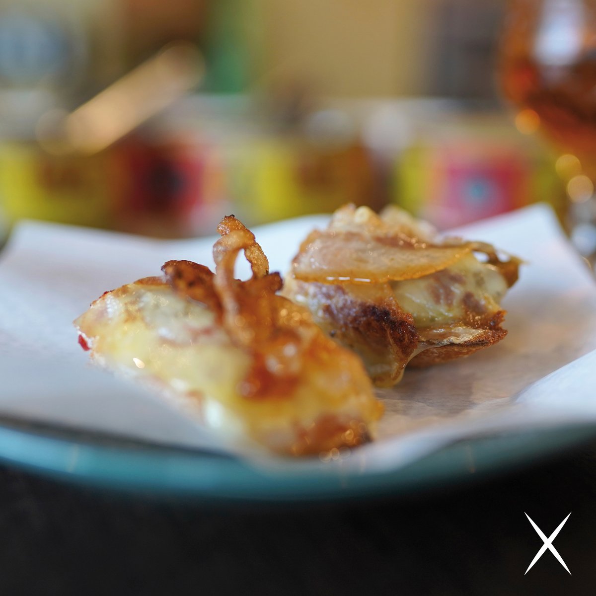 Pintxos_es's tweet photo. PINTXO 2019 💛2020
MINI TOSTA DE PAPADA IBÉRICA
Arrate
José María Salaberría, 23
Amara
Mini tosta con una base de pimientos entreverados y finas capas de papada ibérica de bellota.
Pintxo made with slices of Iberian pork jowl on crispy bread.
#PINTXOS2020 #99bestpintxos https://t.co/vhIJIePaW5