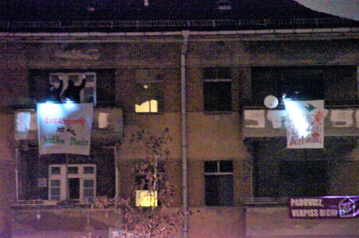 WFriedrichshain's tweet photo. Symbolische Besetzung der Hauptstraße 1, deren Räumung ein weiterer Schritt zur Gentrifizierung der Rummelsburger Bucht war… @BuchtFuerAlle @CVerhindern @wagenkollektiv @padowatchblog #padovicz #rummelsburgerbucht https://t.co/qR3rsAZEGl https://t.co/h7frN20RCg