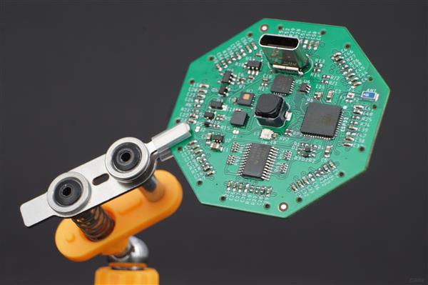 PCBWayOfficial's tweet image. Top 5 #SharedProject of the year! Does this project ring a bell to you? This incredible scrolling message display was made by makermoekoe. 
- Intro: It has 8 tiny OLED displays, arranged around a PCB and controlled by an ESP32.
- More info: bit.ly/3sloSqI 
 
#pcb #pcbway