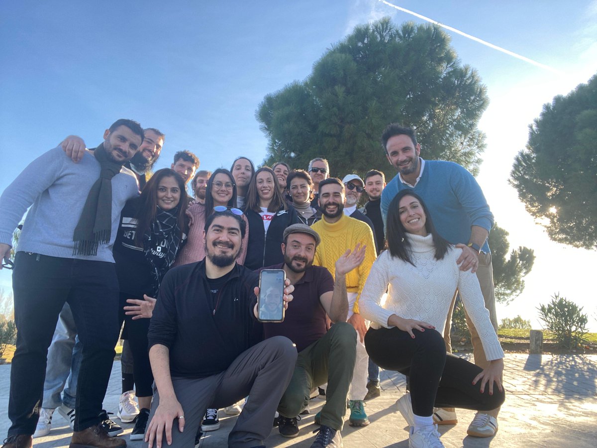 RelevantTraffic's tweet photo. El año pasado no pudimos celebrar nuestra tradicional cena navideña, pero este año hemos hecho un plan al aire libre, en el que recibimos unas clases de golf y pasamos un buen rato. Además, entregamos nuestros tradicionales #PremiosRT. ¡Qué maravilla estar juntos! https://t.co/7glpTBNmZa