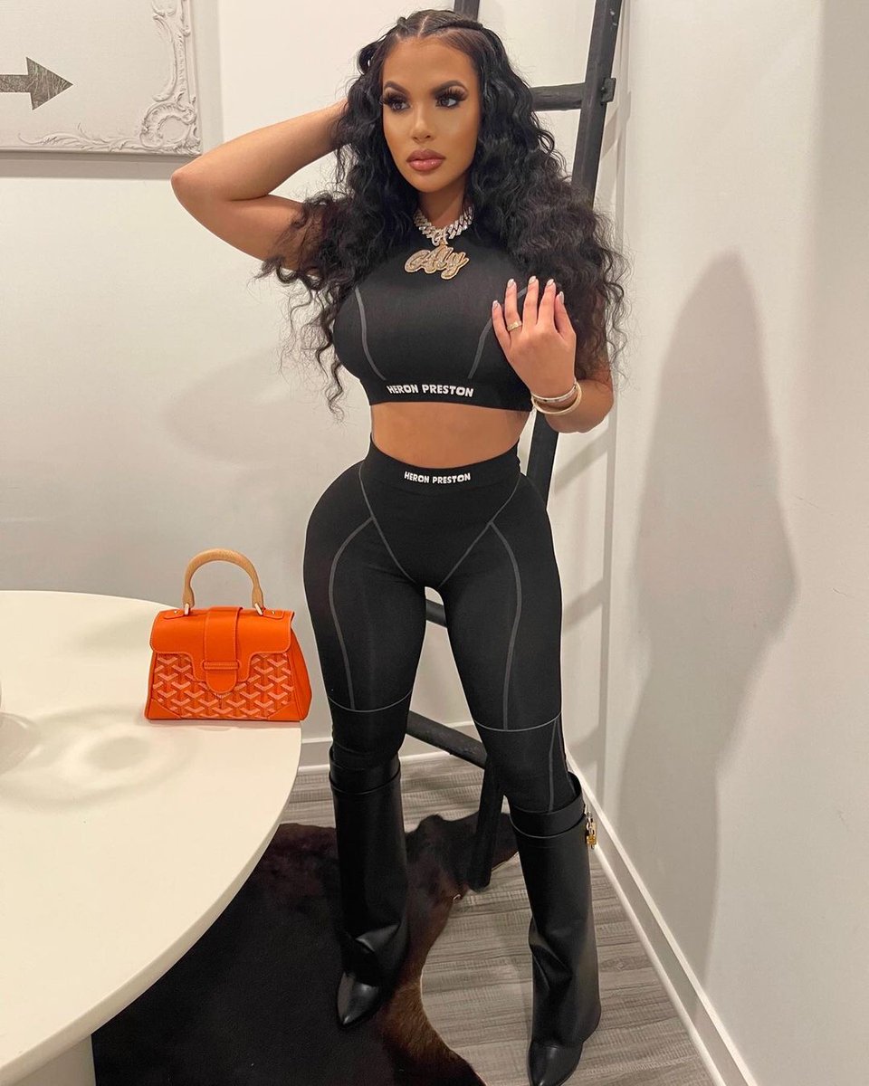 AlyyyDonski's tweet photo. Shorty been bad since way back 🤞🏽🖤 https://t.co/8njlZ7s4yw