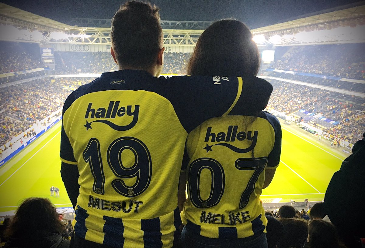 melikecptl's tweet photo. Sevmeyelim de taşa mı dönelim! #FBvsBJK @gencfborg 💛💙 @Fenerbahce https://t.co/riW8k3peOq