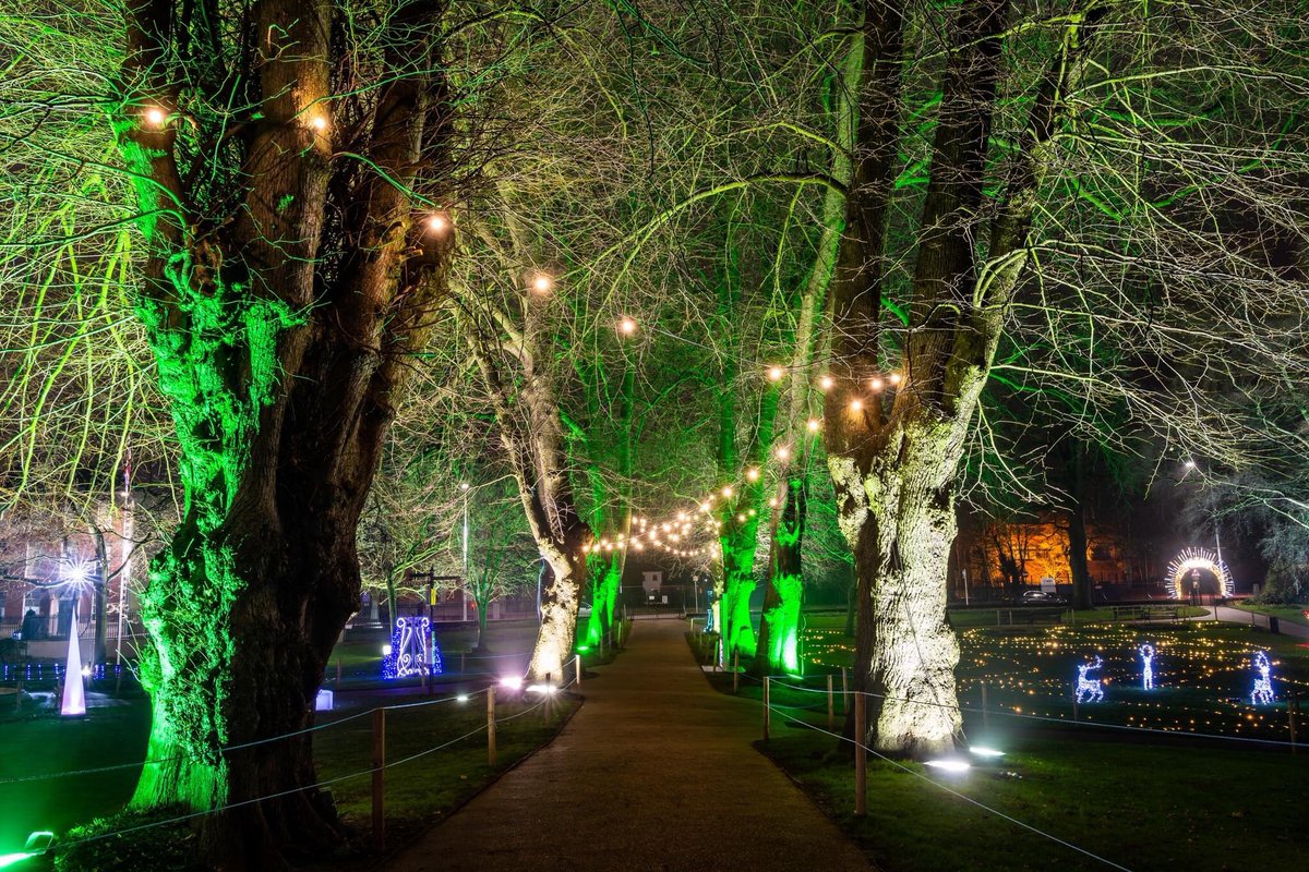Jason_Murphy73's tweet photo. @barrabest @WeatherCee @angie_weather @lisburn_city @VisitLisburn @Louise_utv @love_belfast Lisburn Castle Gardens look very festive #lisburnlightfestival https://t.co/cT336gWWmT