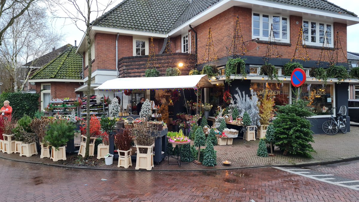 Deze week staan wij gelukkig buiten. Alleen kant en klare boeketten mogen. Heeft u wensen? Mail ons en dan mag u deze op een later moment ophalen.  info@bloembinderijmulder.nl