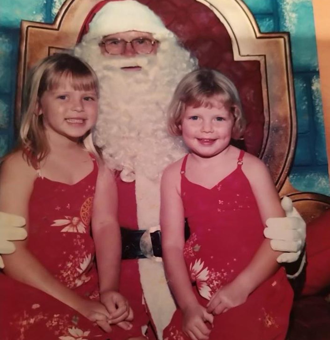 sc_lightning's tweet photo. 🥰🎄Who doesn’t love a flashback Santa photo!🎅
Can you guess who these cuties are?! #santaphoto #flashback https://t.co/hcm27EOnSt